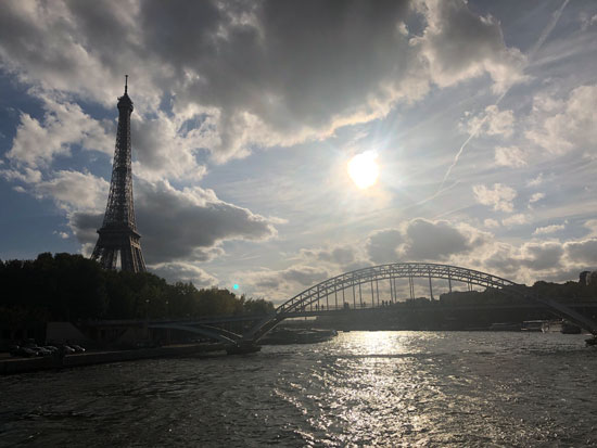 Varen over de Seine in Parijs