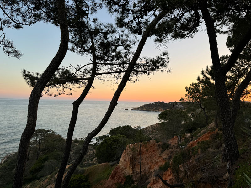 Uitzicht richting het strand vanaf Alfagar Village | Algarve vakantie ervaring