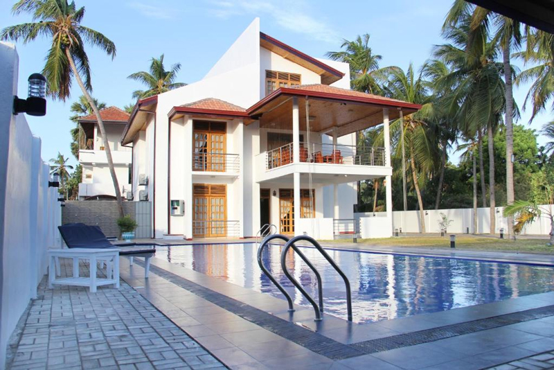 Trincomalee, zon, zee en strand aan de oostkust van Sri Lanka Bluewater Beach Resort