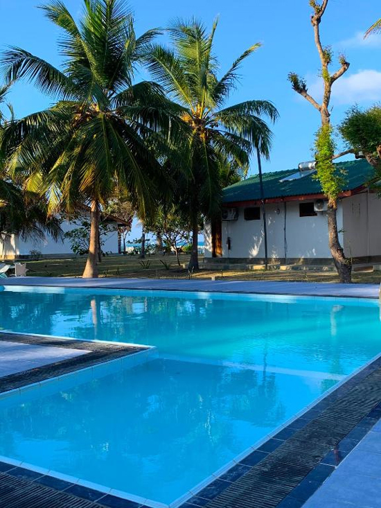 Trincomalee, zon, zee en strand aan de oostkust van Sri Lanka Pearl Oceanic Resort