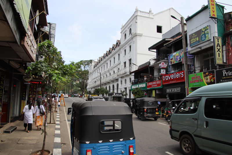 Kandy - culturele stad tussen heuvels en natuur kandy lake uitzicht straatbeeld1