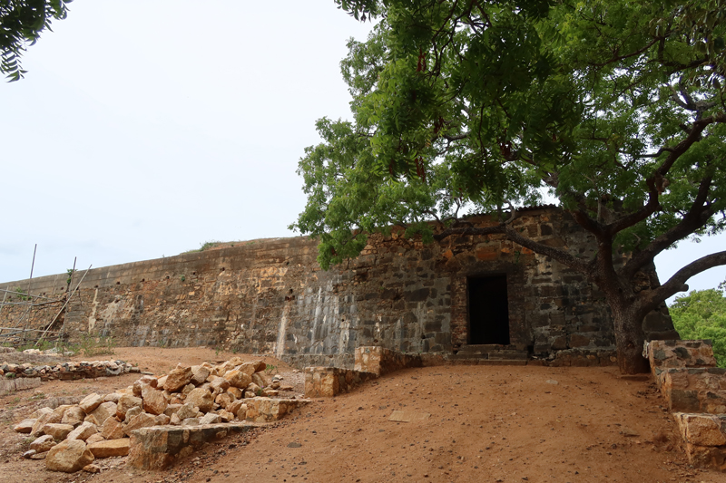 Trincomalee, zon, zee en strand aan de oostkust van Sri Lanka trimcomalee fort