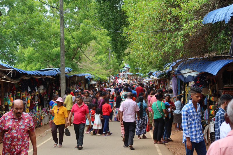 Trincomalee, zon, zee en strand aan de oostkust van Sri Lanka trimcomalee markt