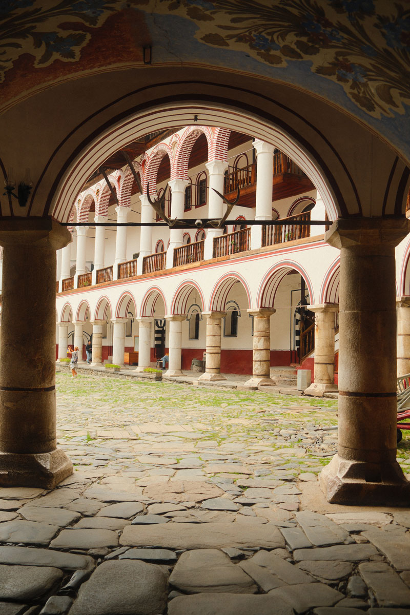 Rila-klooster bezoeken vanuit Sofia: zo plan je deze mooie dagtrip rila monastry bogen