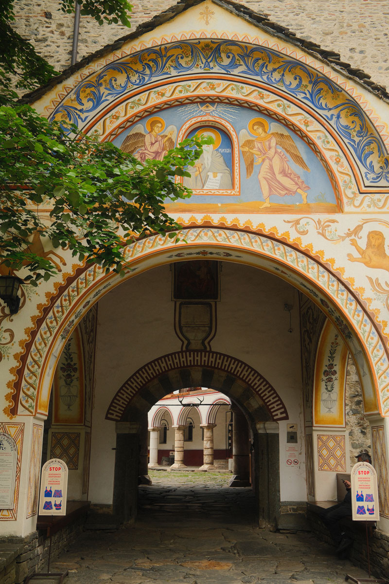 Rila-klooster bezoeken vanuit Sofia: zo plan je deze mooie dagtrip rila monastry bogen1