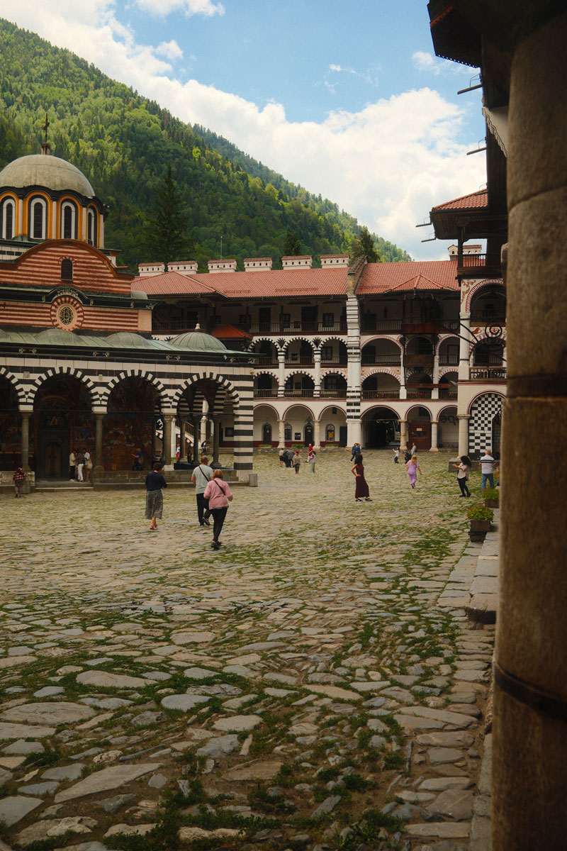 Rila-klooster bezoeken vanuit Sofia: zo plan je deze mooie dagtrip rila monastry bogen3