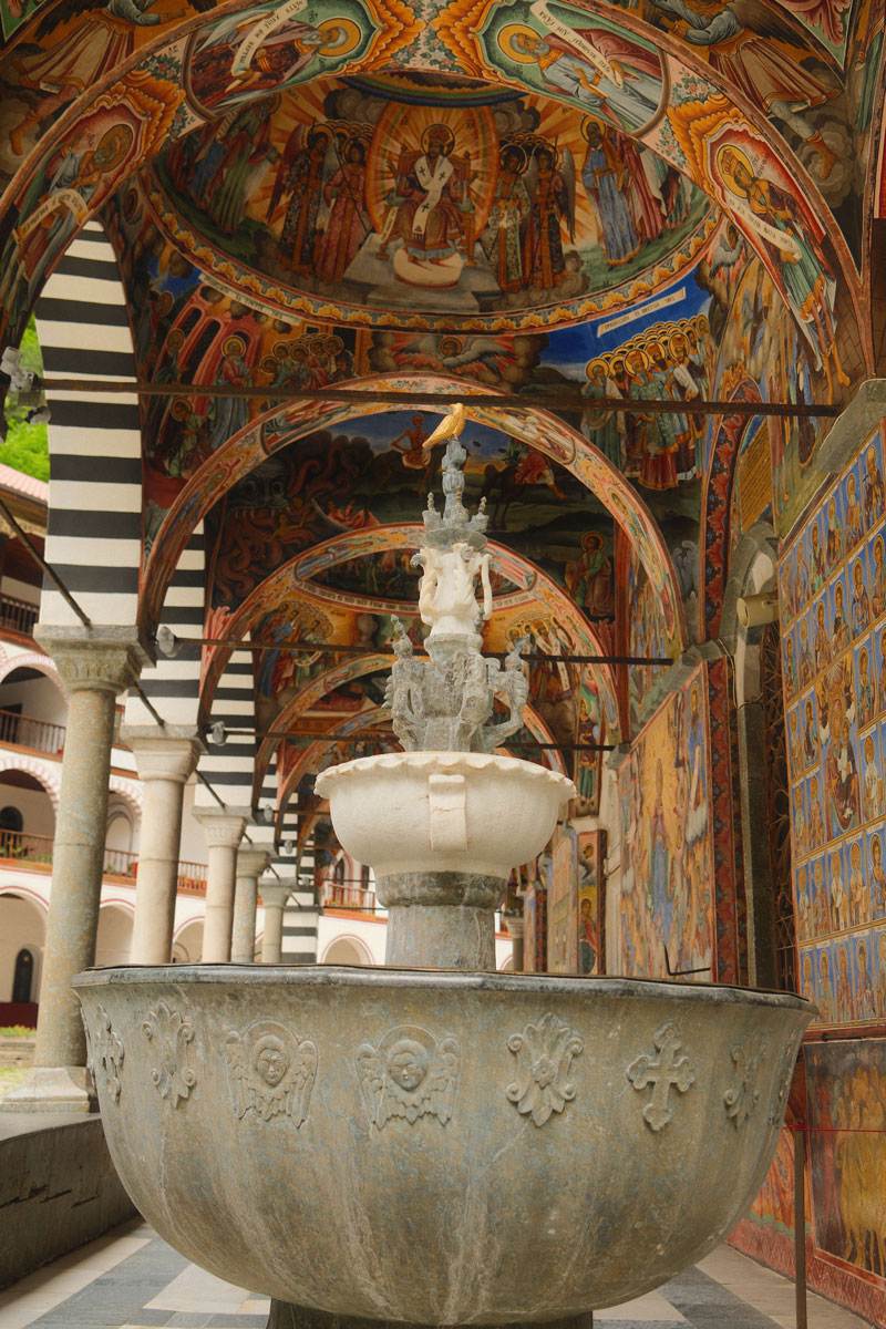 Rila-klooster bezoeken vanuit Sofia: zo plan je deze mooie dagtrip rila monastry fontein