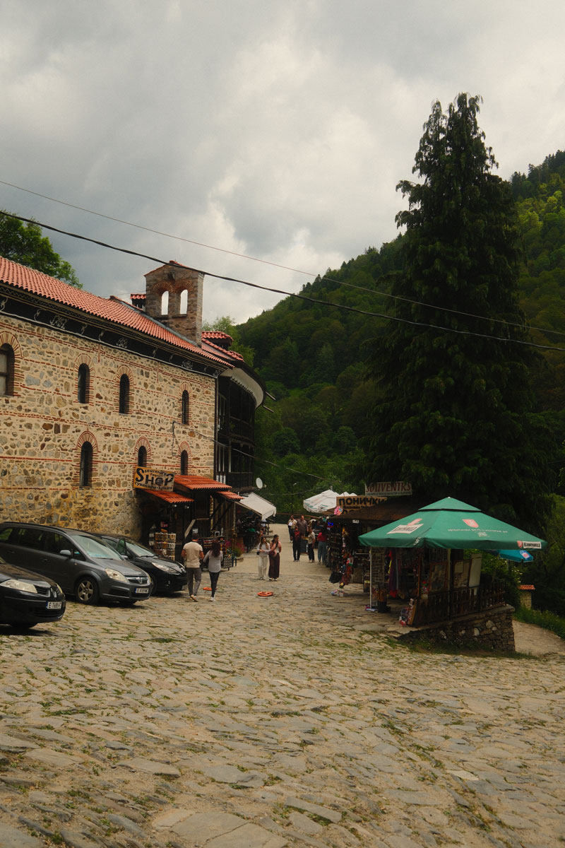 Rila-klooster bezoeken vanuit Sofia: zo plan je deze mooie dagtrip rila monastry marktje