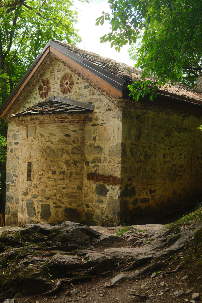 Rila-klooster bezoeken vanuit Sofia: zo plan je deze mooie dagtrip rila monastry st ivan cave1