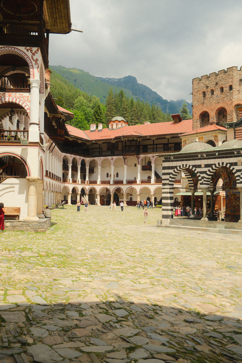 Rila-klooster bezoeken vanuit Sofia: zo plan je deze mooie dagtrip rila monastry uitzicht