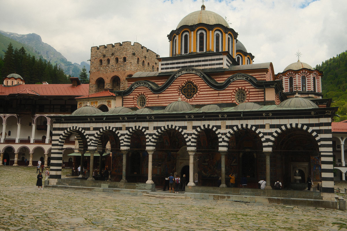 Rila-klooster bezoeken vanuit Sofia: zo plan je deze mooie dagtrip Rila Monastry - kerk