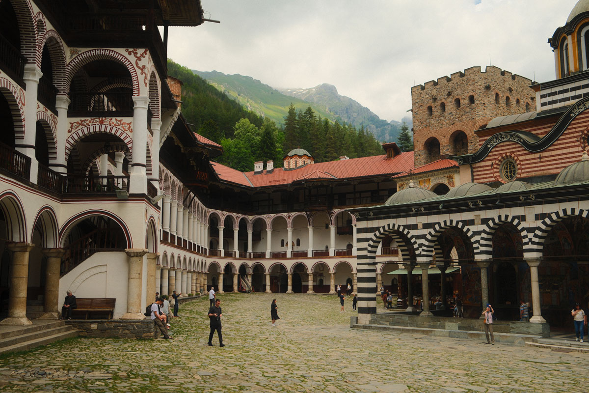 Rila-klooster bezoeken vanuit Sofia: zo plan je deze mooie dagtrip Rila Monastry binnenplaats
